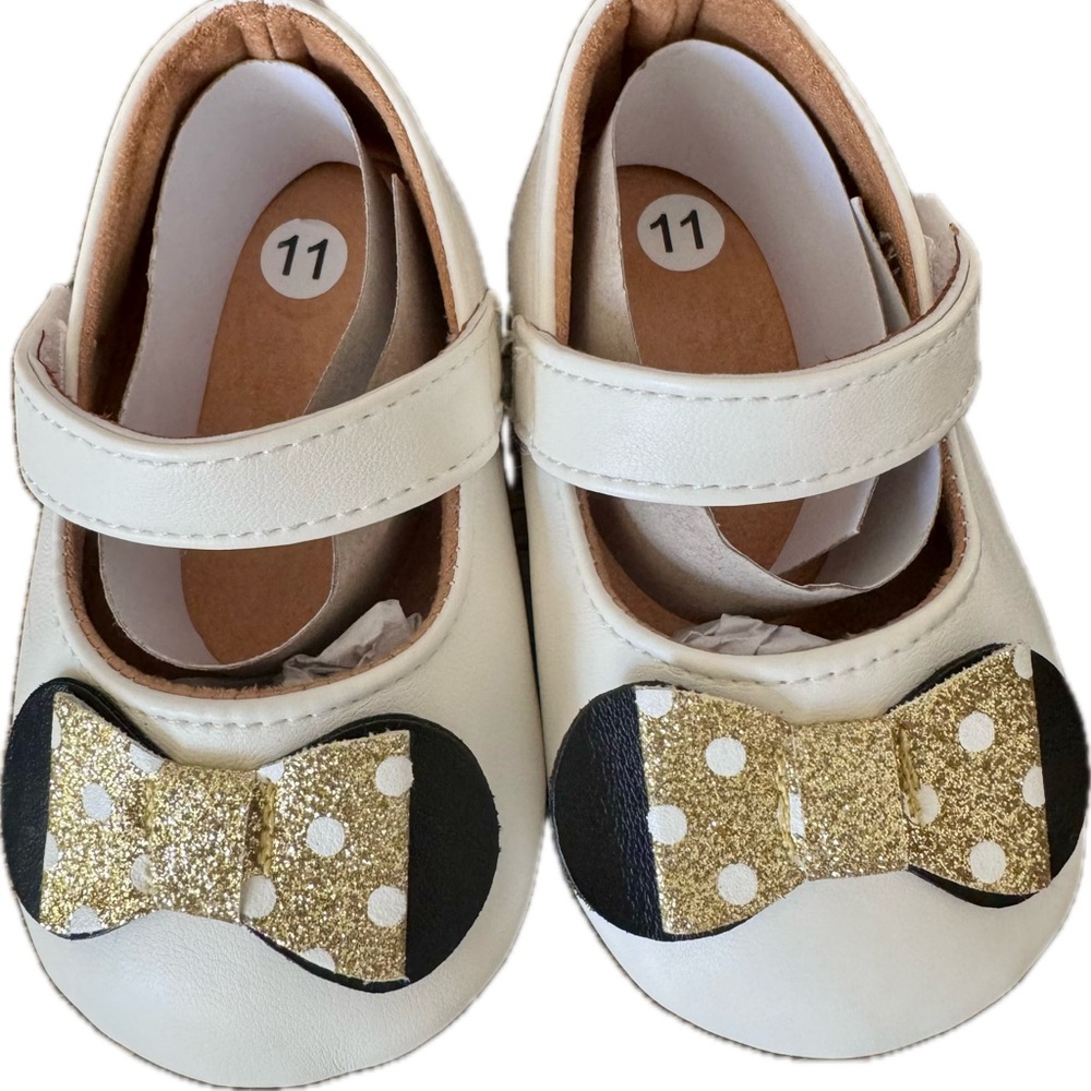 New With Tags Minnie Mouse Velcro Shoes (12-18 Months)